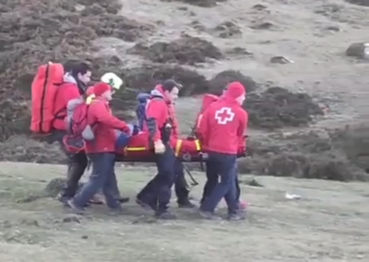 Servicios de asistencia trasladan al montañero herido en el Gorbea.