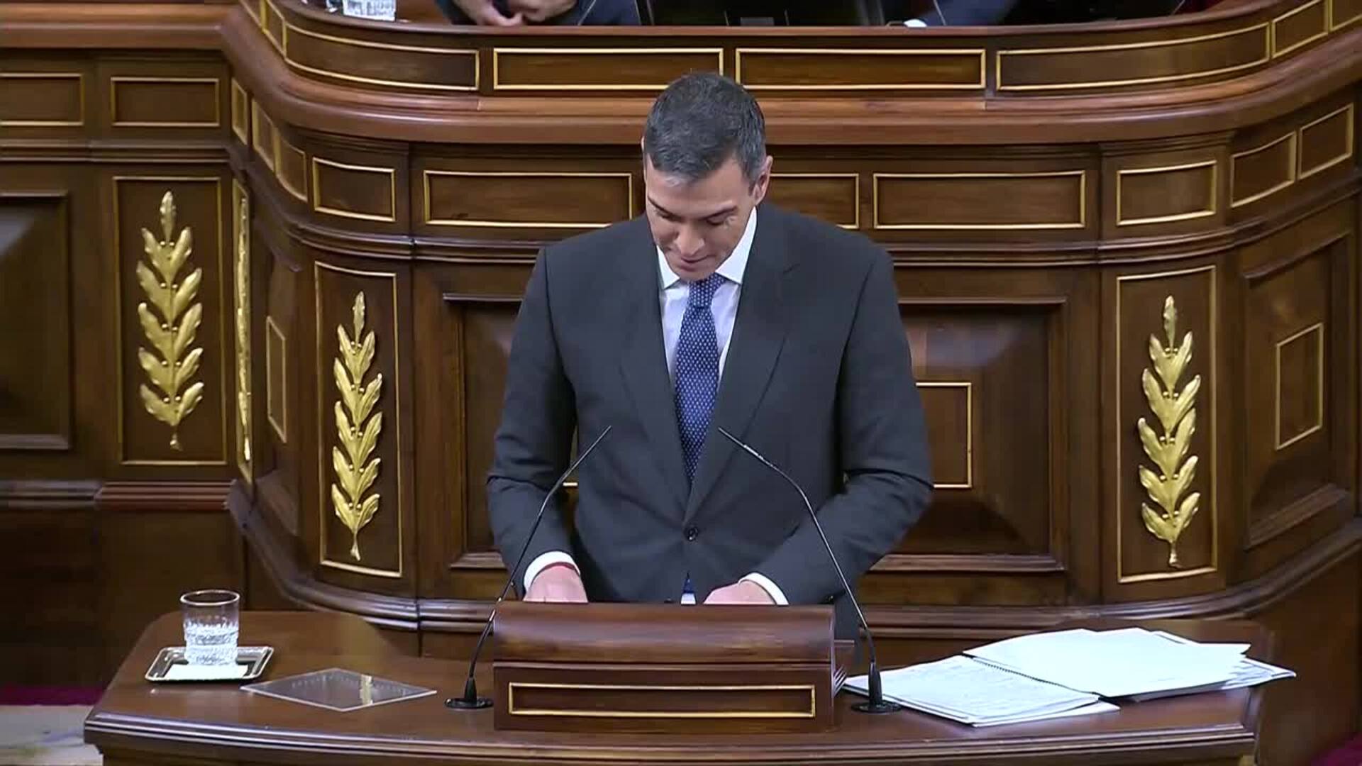 Sánchez carga contra Abascal y asegura que está en política "por la pasta"