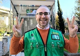 La divertida celebración del lotero que bañó Bilbao con 4 millones del cupón de Navidad de la ONCE: «¡Invitadme a algo!»