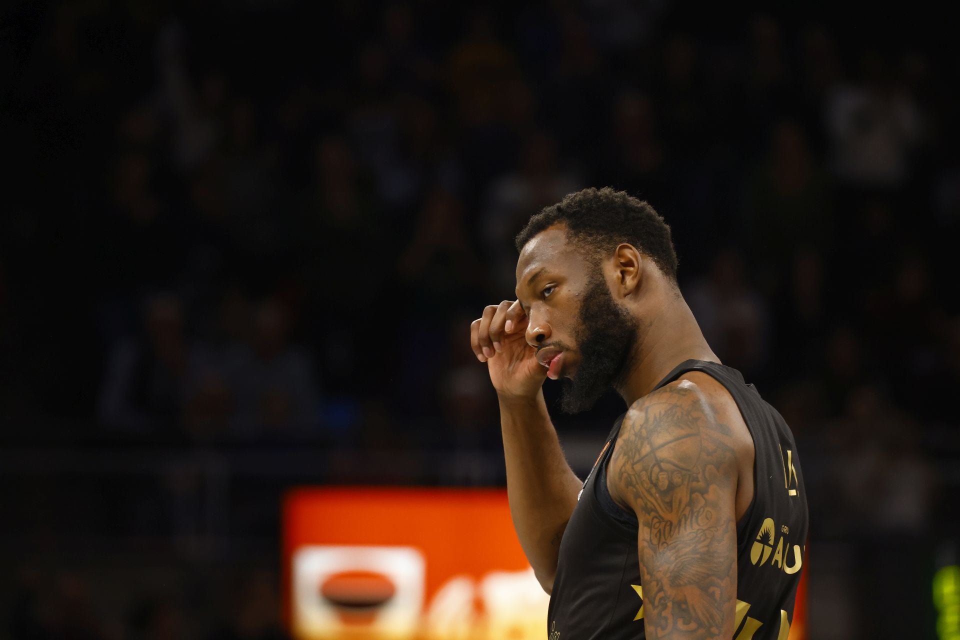 Donta Hall se lamenta de una acción ante el Estrella Roja.