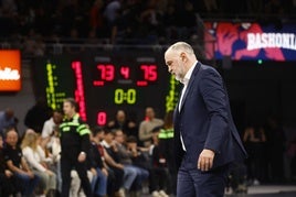 Pablo Laso se retira cabizbajo tras la derrota ante el Estrella Roja.