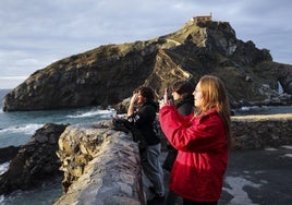 Miles de turistas visitan todos los años San Juan de Gaztelugatxe, en Bermeo.