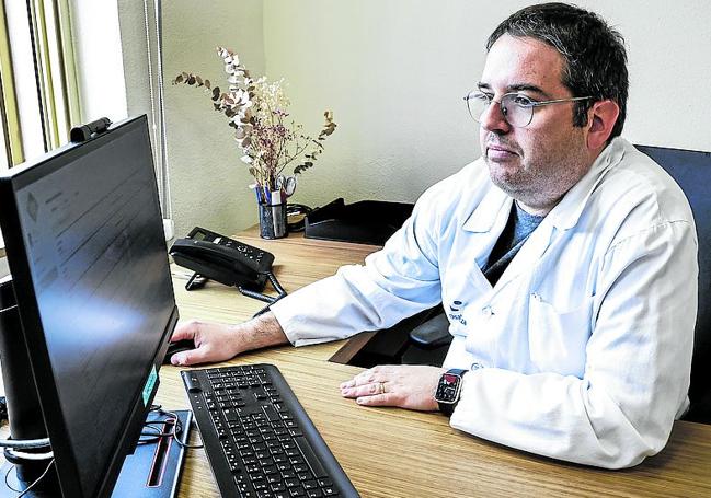 Imanol Merino, médico adjunto de Urología y tutor de residentes.