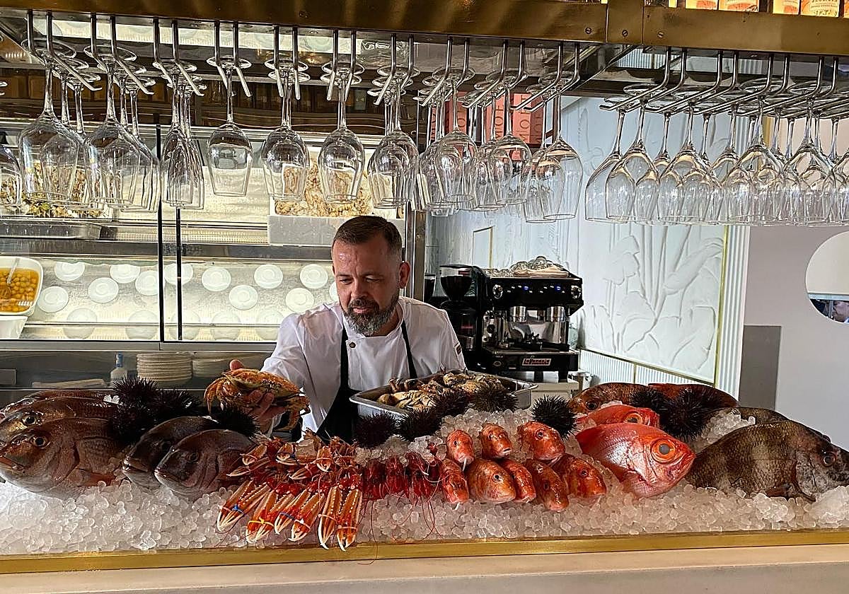Ensaladillas gloriosas y un marisqueo para volverse loco en Sevilla