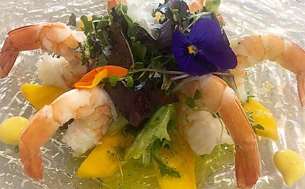 Ensalada de Langostinos, Mango y Brotes Tiernos con vinagreta de Cítricos.