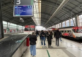 Andén de la estación de Abando donde aguarda un convoy con destino Orduña.