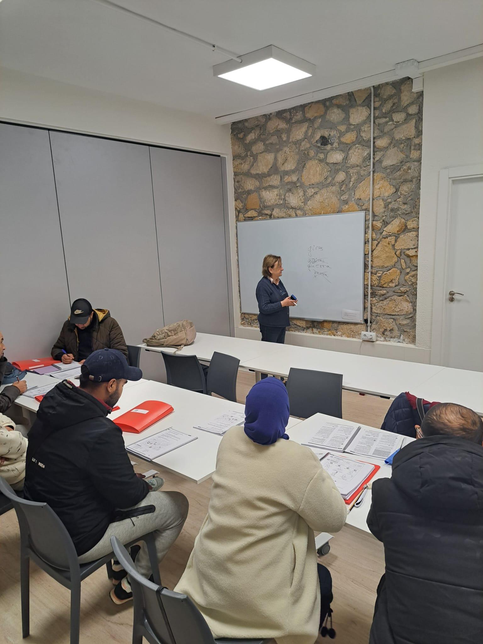 La asociación San Nicolas Zabalik inauguró en diciembre un nuevo local para impartir clases de castellano a inmigrantes.