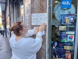 La joven coloca un cartel en su fachada, harta de la «falta de civismo».