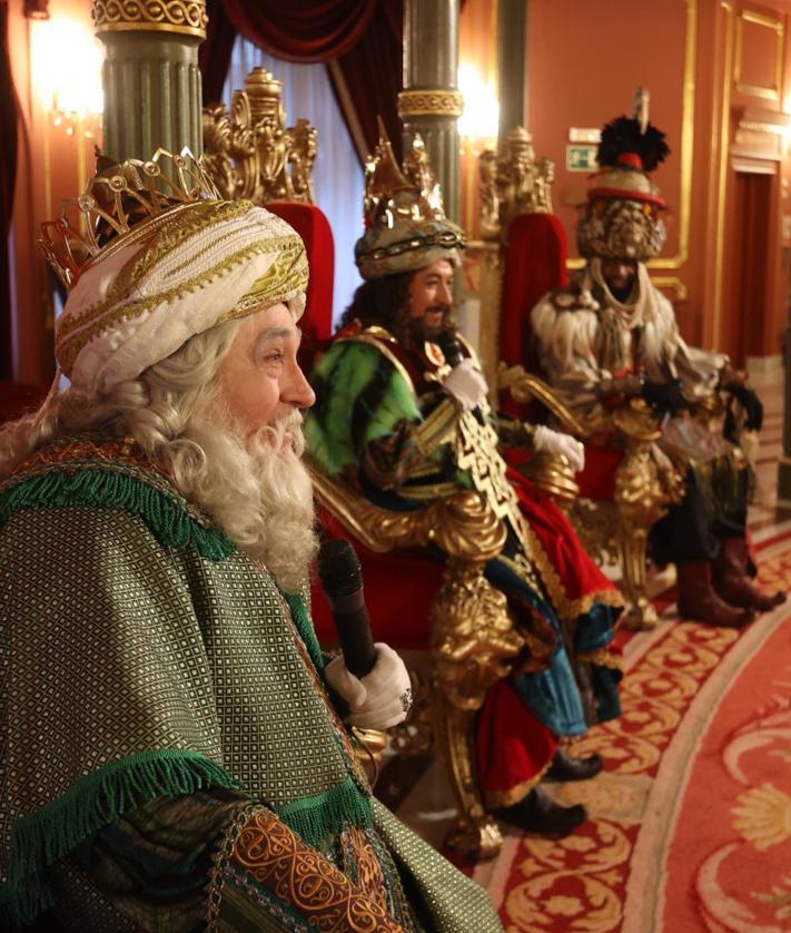 Imagen secundaria 2 - Los Reyes Magos en Bilbao: «Después de los regalos, unas gildas y unos pintxos morunos»