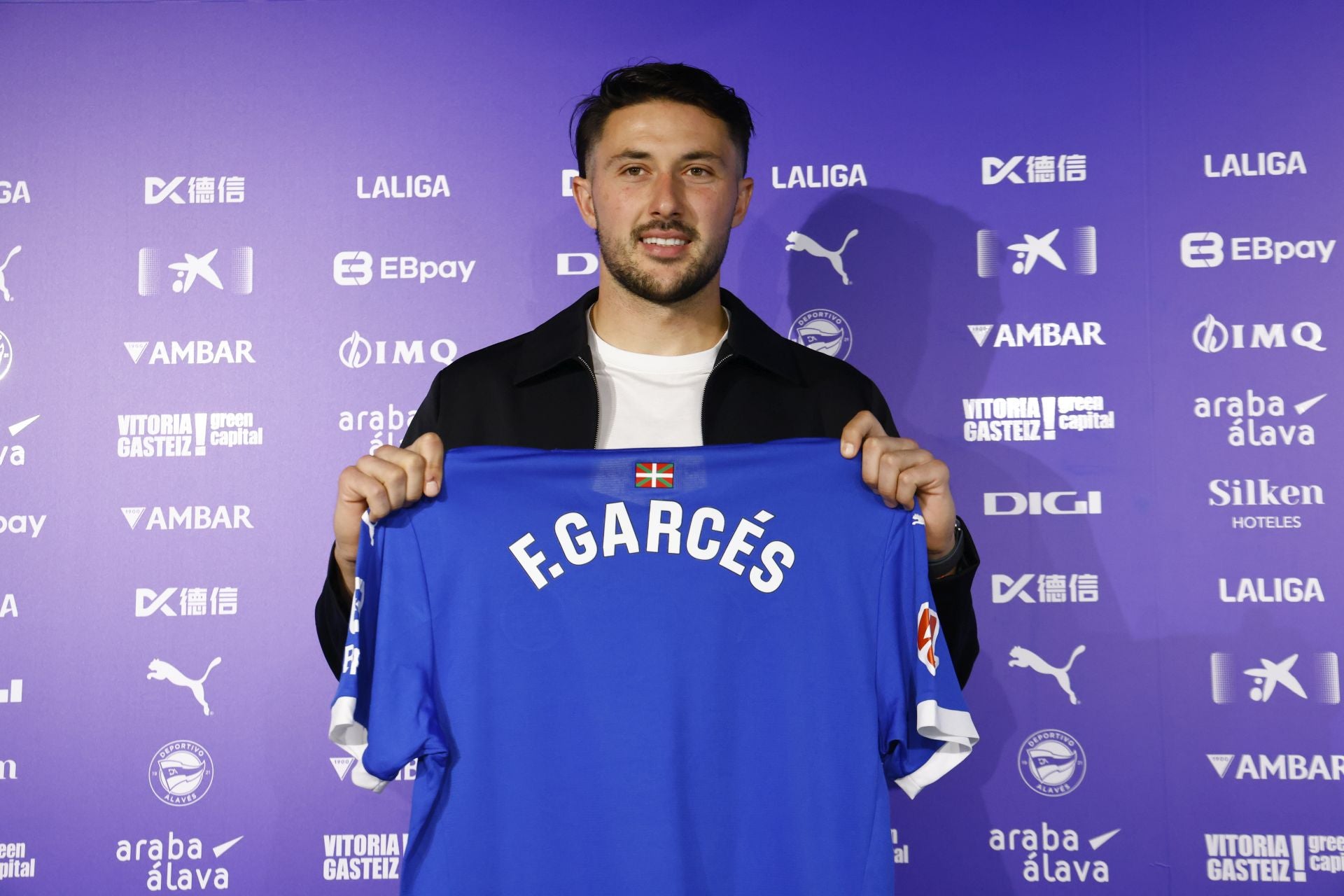 Imagen principal - Facundo Garcés: «Le di mi palabra al Alavés hace un año y aquí estamos»