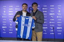 Sergio Fernández y Facundo Garcés posan durante la presentación del argentino.