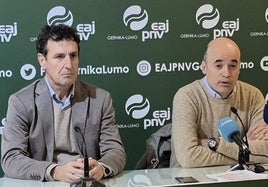 De izquierda a derecha, Eduardo Vallejo, presidente de la Junta municipal del PNV de Gernika, y Xabier Irazabal, portavoz del grupo jeltzale en la oposición en el Ayuntamiento de la villa foral.