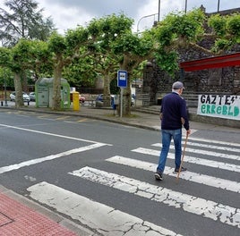 Un vecino cruza el paso de peatones de Berriatua.