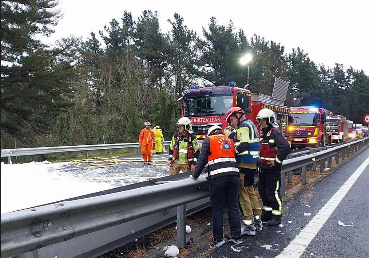 Reabren dos carriles, uno en cada sentido, de la AP-8 cortada durante once horas por el vuelco de un camión con queroseno en Deba