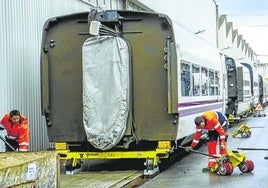 Trabajadores de Talgo en la planta que tiene la empresa en la localidad alavesa de Rivabellosa.