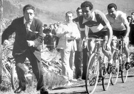 Pedro Loroño anima a su hermano Jesús durante la ascensión a Santo Domingo en la Vuelta a España de 1955.