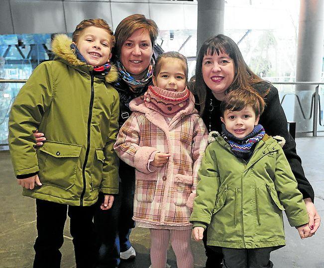 Alex Furelos, Nuria Zuazola, la niña Laida Zuazola, Vanessa Marcos y Adrián Furelos.