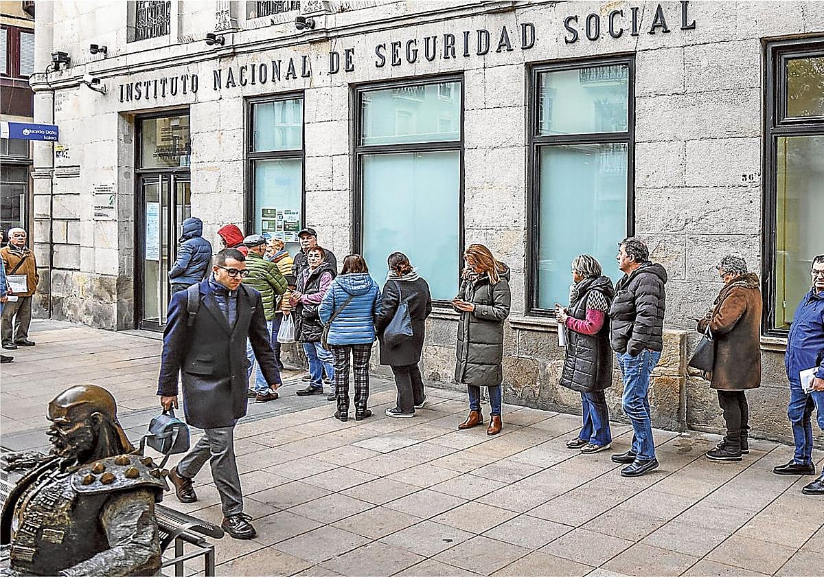 Ciudadanos hacen cola en una oficina de la Seguridad Social en Vitoria.