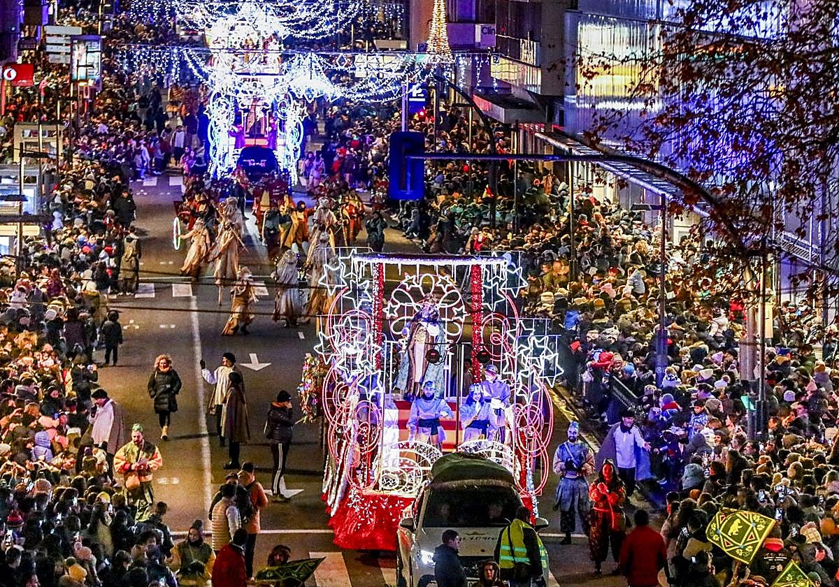 Melchor, Gaspar y Baltasar volverán a ir acompañados de otras cuatro carrozas a su paso por Vitoria.