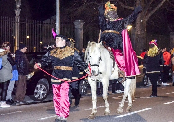 Baltasar recorre Llodio en un magnífico caballo blanco.