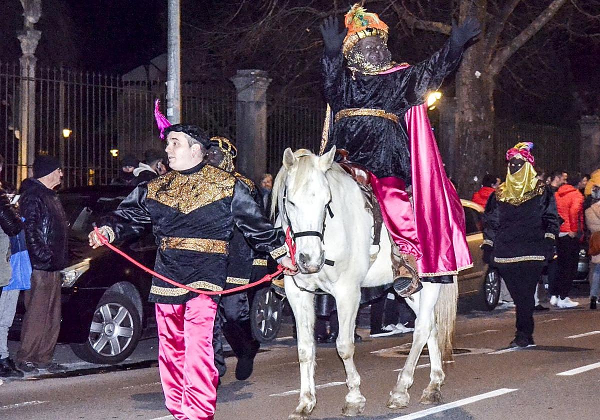 Baltasar recorre Llodio en un magnífico caballo blanco.