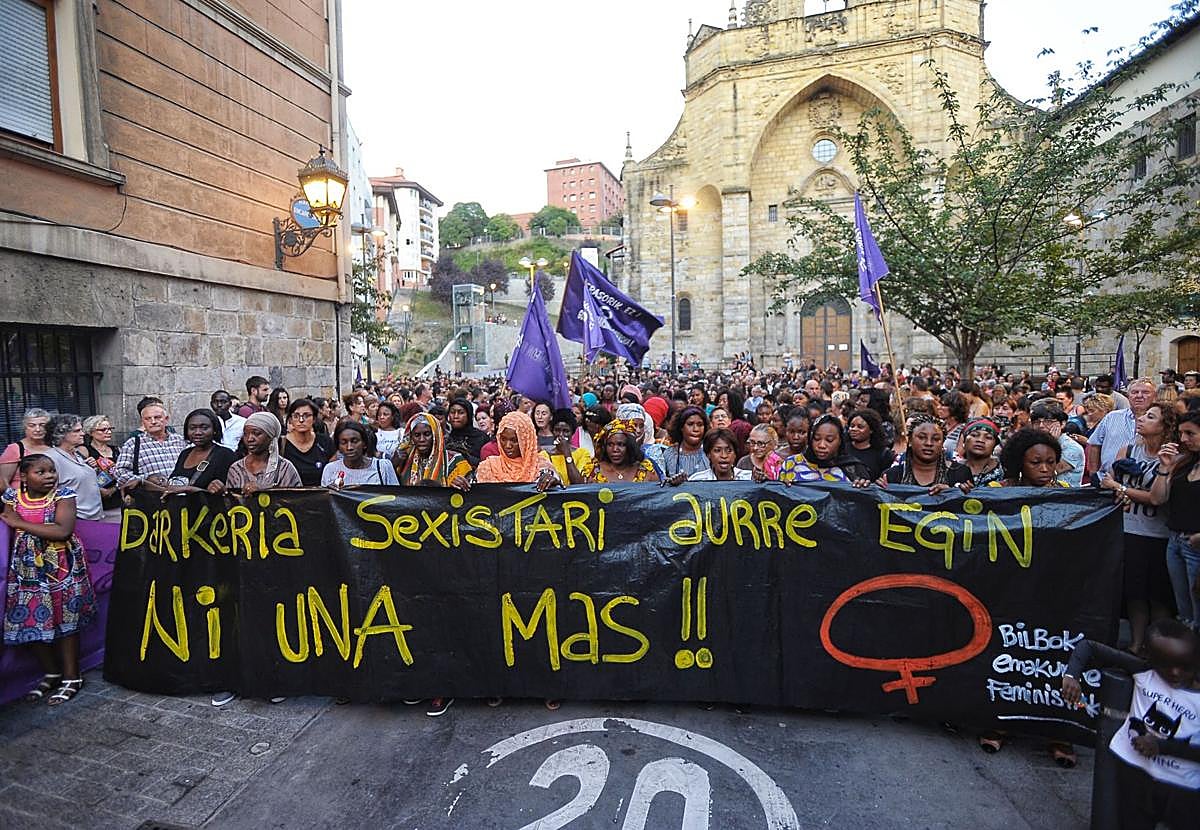 Concentración en la plaza de la Encarnación de Bilbao por el asesinato de la senegalesa Maguette Mbeugou, asesinada presuntamente por su marido en Ollerías, en 2018.