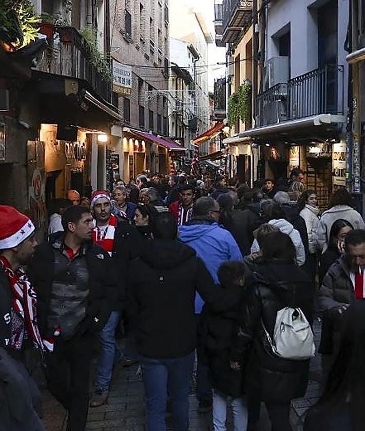 Imagen secundaria 2 - La afición del Athletic toma el centro de Logroño