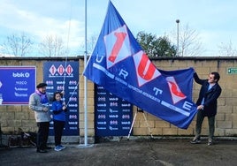 Izado de la bandera del centenario en Urritxe.