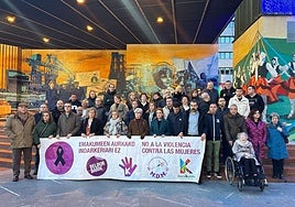 Asistentes a la concentración tras el asesinato de la mujer a manos de su hijo.