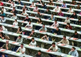 Candidatos a una plaza pública durante un examen en el BEC.