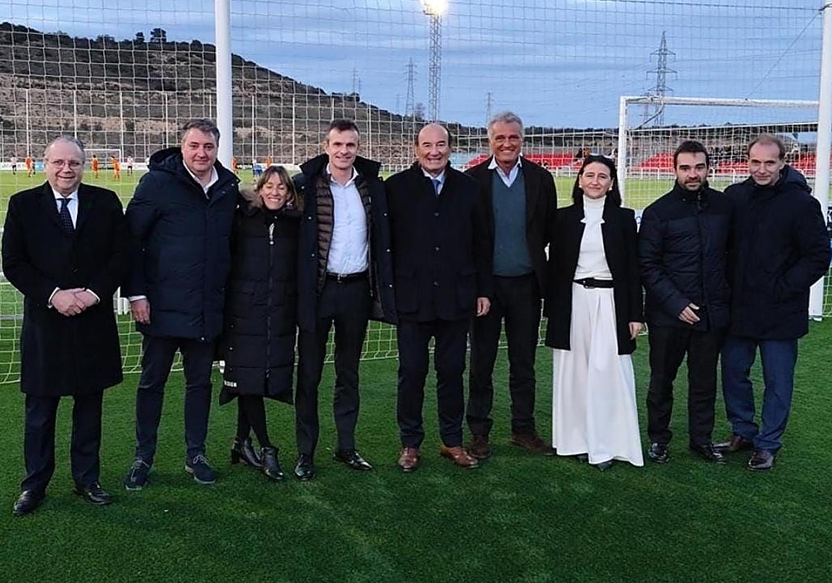 Delegación del Athletic en la ciudad deportiva del UD Logroñés, con Antonio Miguel Carmona a la izquierda.