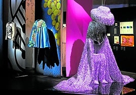 La exposición reúne desde muestras de tejido hasta las más sofisticadas creaciones.