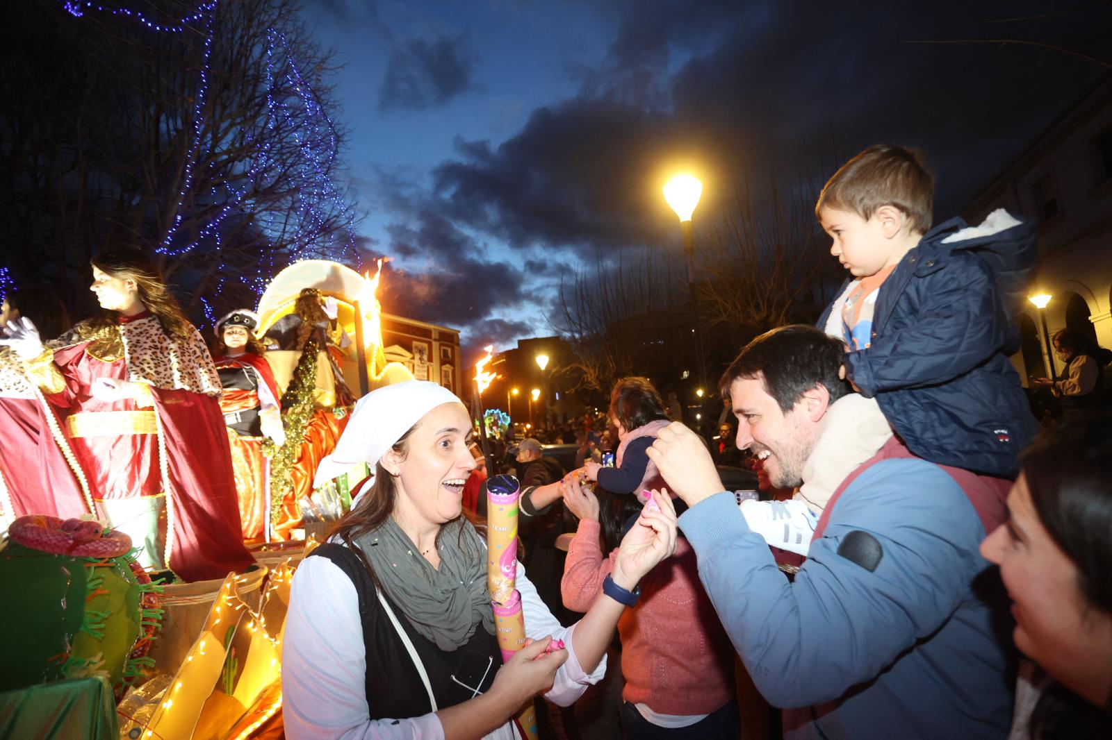 Melchor, Gaspar y Baltasar despliegan su magia en Basauri