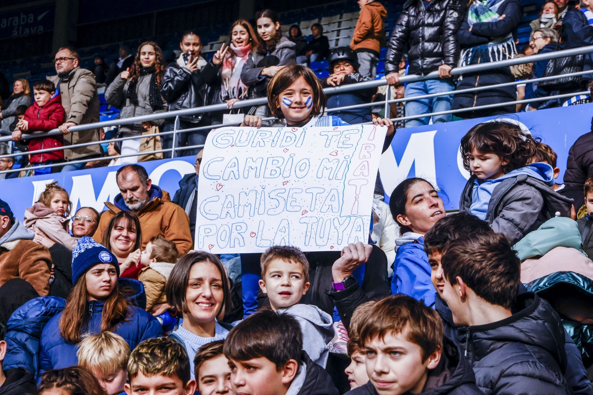 El Alavés se abraza con su afición