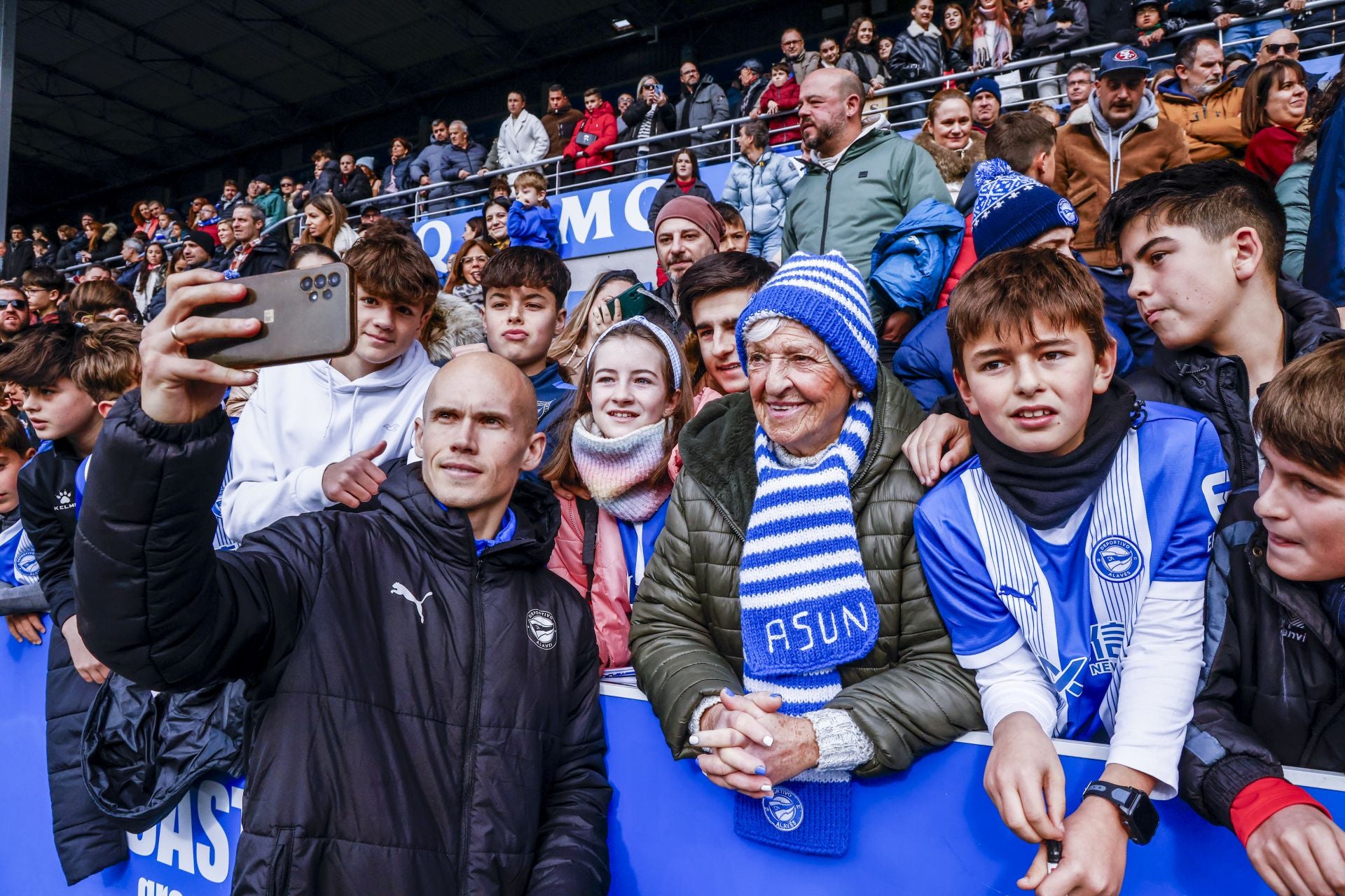 El Alavés se abraza con su afición