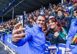 La grada de Mendizorroza se ha llenado para ver el entrenamiento del Alavés.