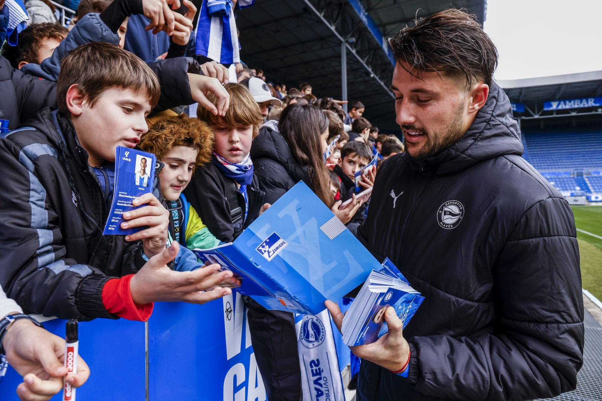 El Alavés se abraza con su afición