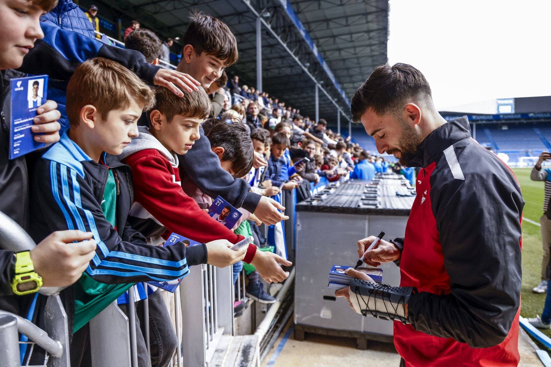 El Alavés se abraza con su afición