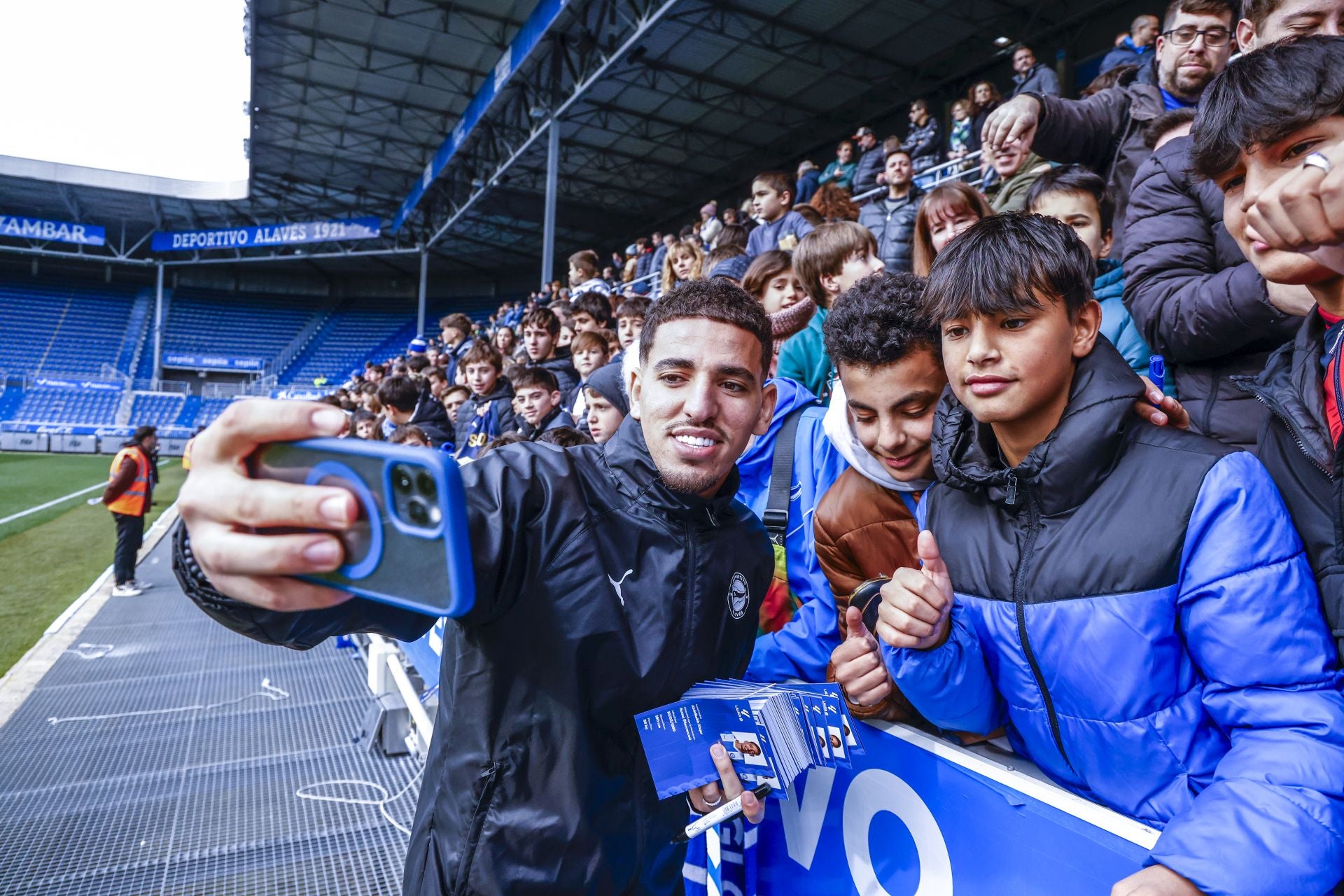 El Alavés se abraza con su afición