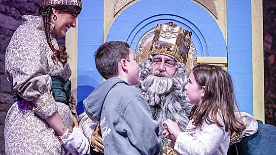 Tres horas de espera para ser los primeros en entregar la carta a los Reyes en Vitoria