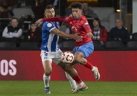 El defensor serbio albiazul por la pelota en el encuentro de Copa contra la Minera.