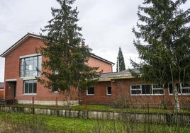 Fachada exterior del laboratorio pecuario de Eskalmendi, que lleva funcionando desde hace 42 años.