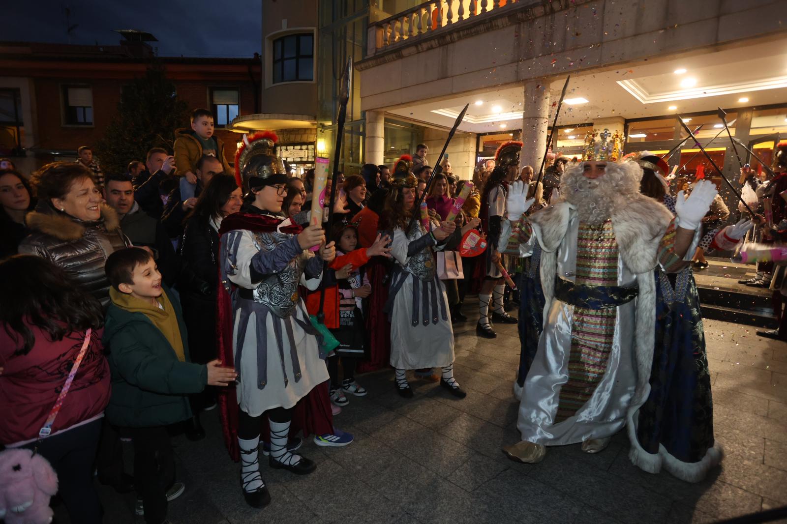 Melchor, Gaspar y Baltasar despliegan su magia en Basauri