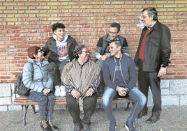 Juan Luis Ibarra, de pie a la derecha, junto a Omar, Marisol Fuentes y Agurtzane Begoña, sentados, e Ibrahim y Oussama, en la parte de arriba.