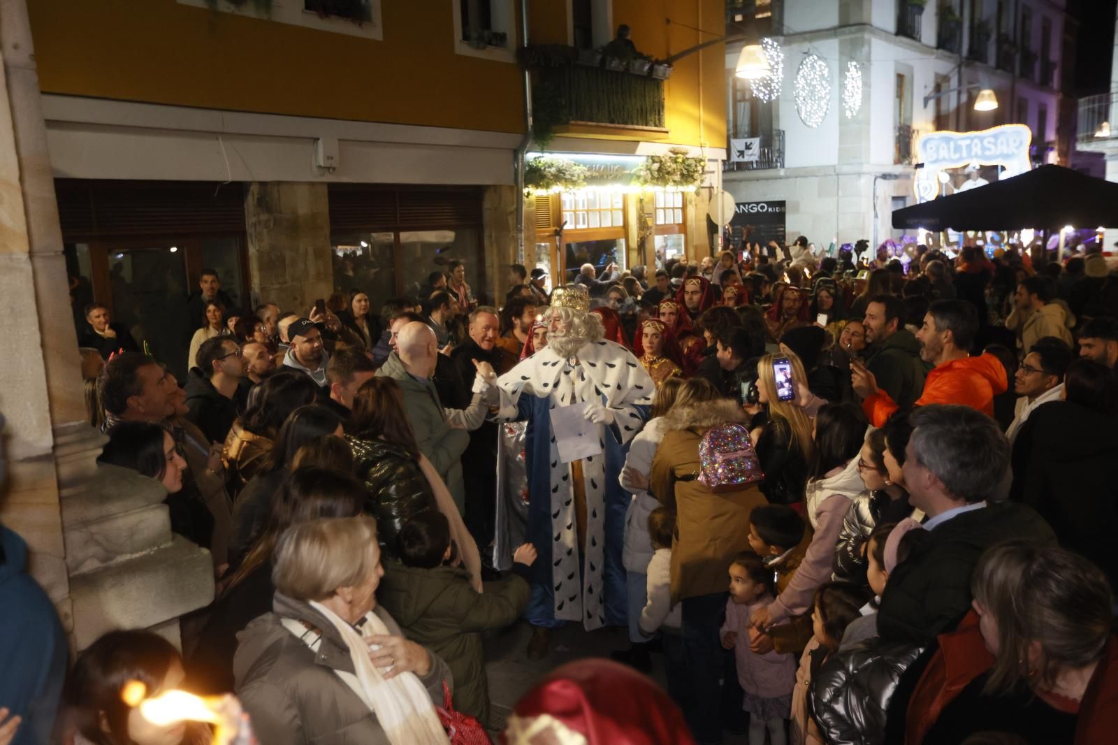 Sus Majestades reparten 800 kilos de dulces en Durango