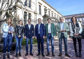 Los candidatos a lehendakari en las elecciones autonómicas del año pasado posan delante del Parlamento vasco.