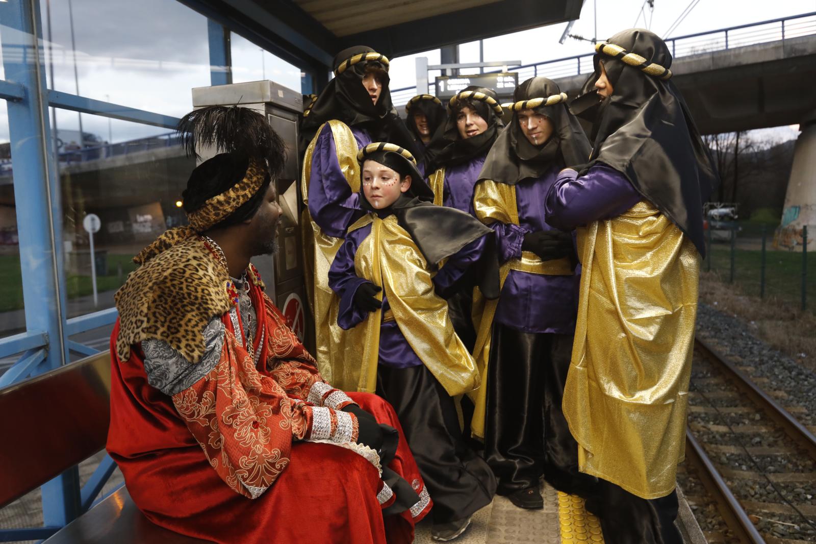 Sus Majestades llegan en tren para saludar a los niños de Gernika