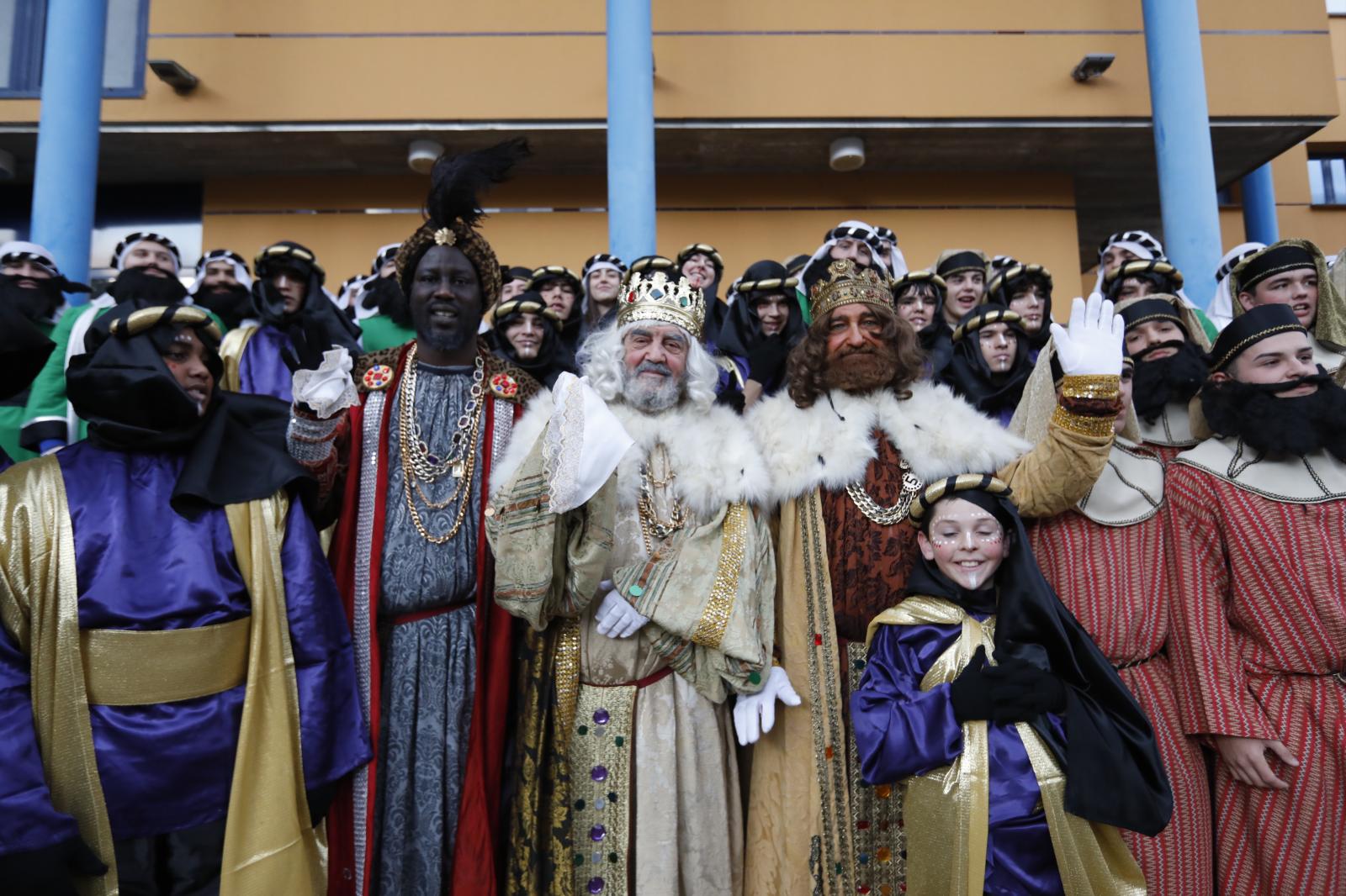 Sus Majestades llegan en tren para saludar a los niños de Gernika