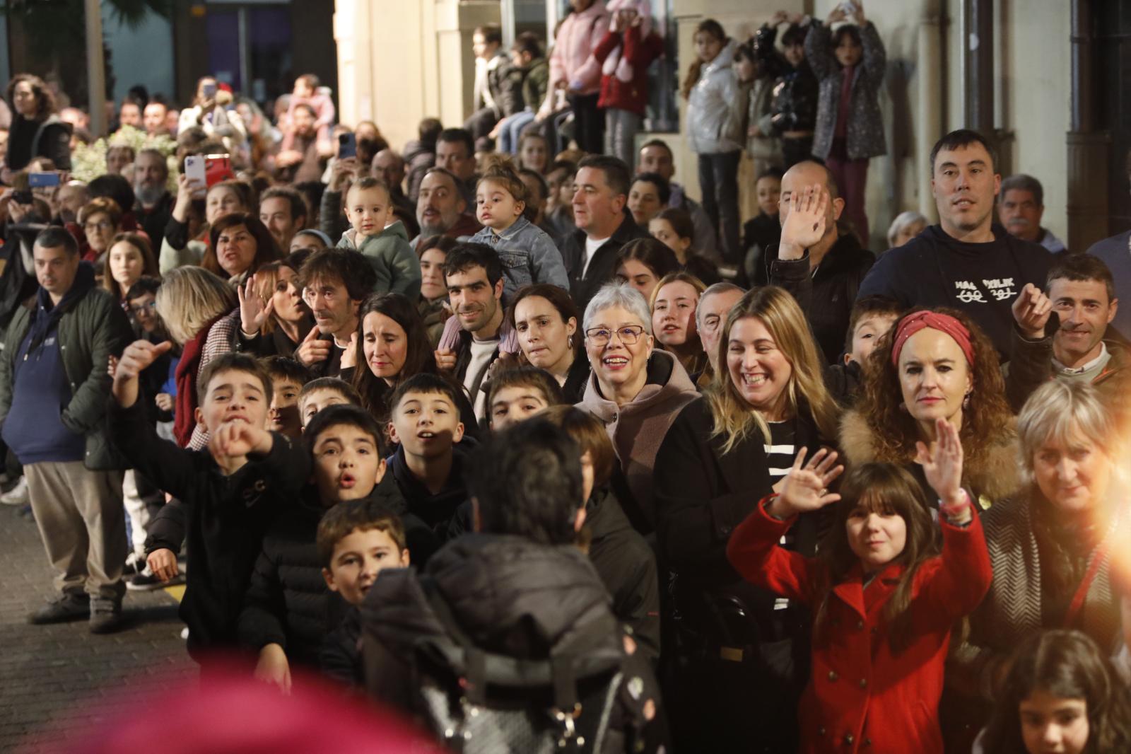 Sus Majestades llegan en tren para saludar a los niños de Gernika