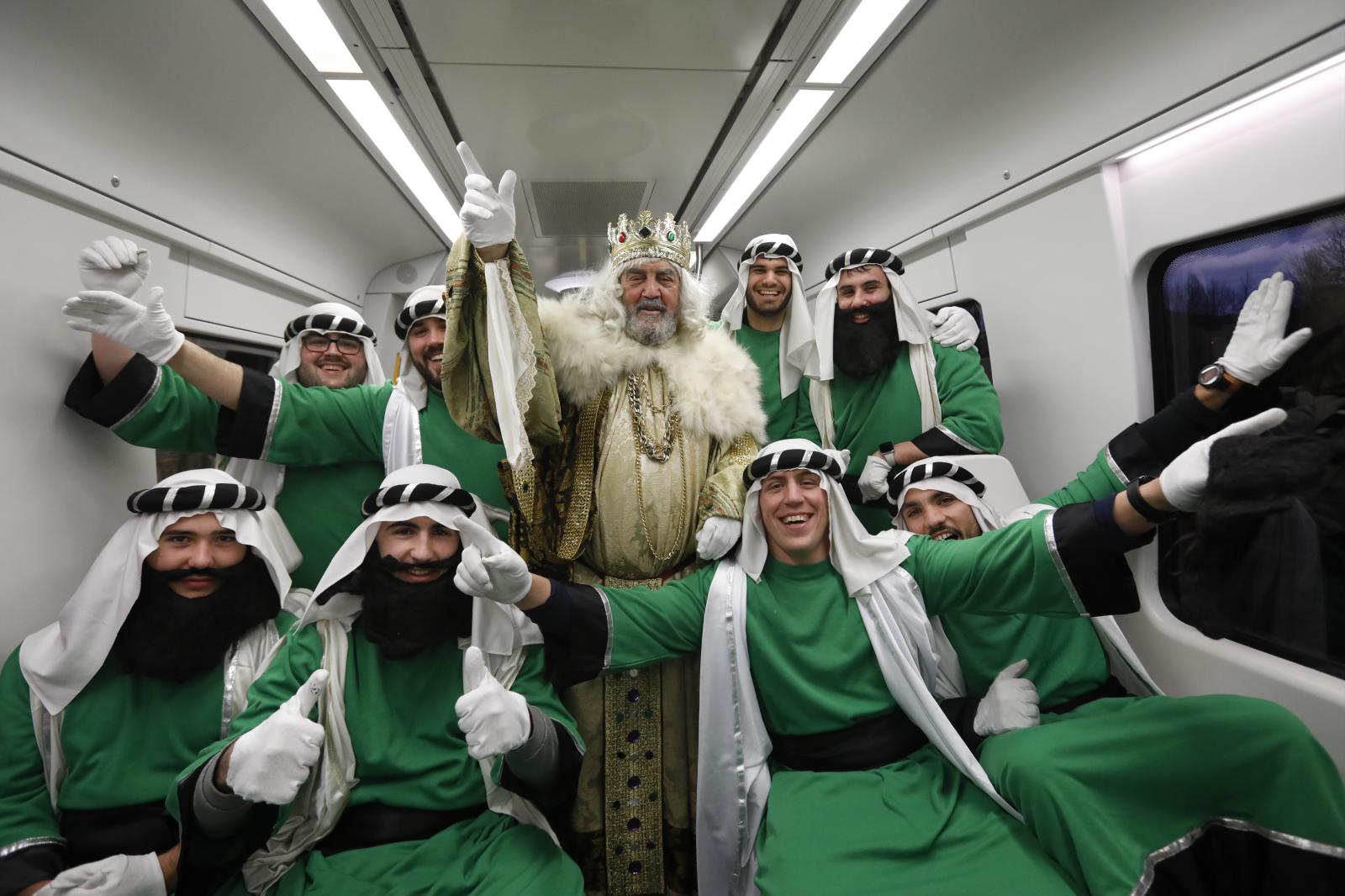 Sus Majestades llegan en tren para saludar a los niños de Gernika